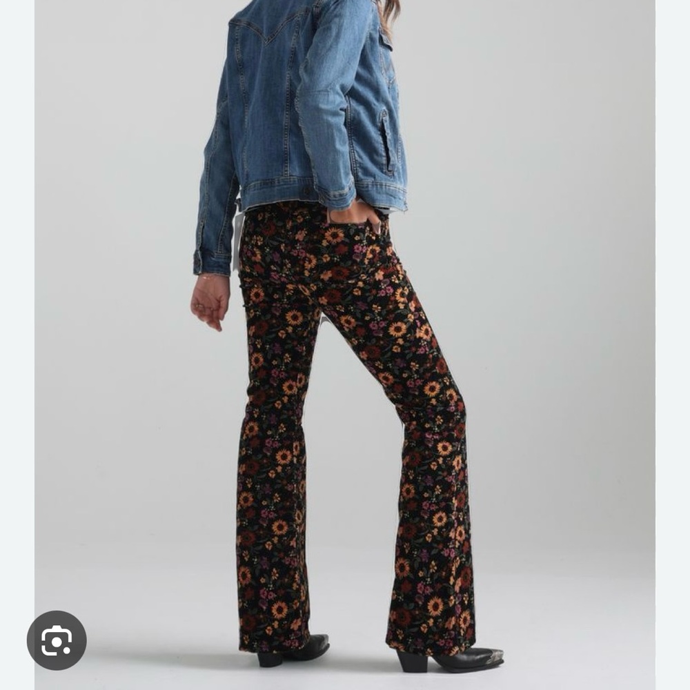 WRANGLER • High Rise Corduroy Fierce Flare - Floral - Size 12 x 34 - Picture 2 of 16